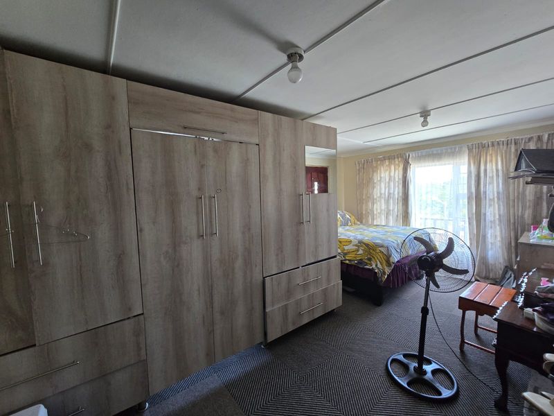 Four bedroom house in an upmarket estate - Photo 8