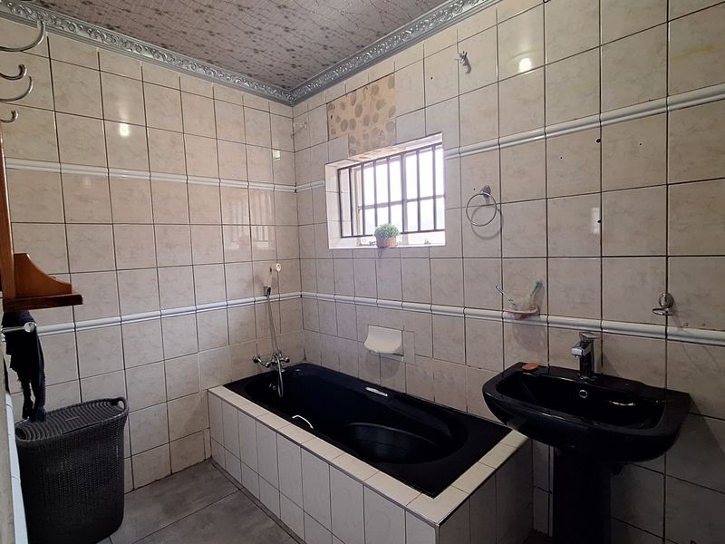 House near town for sale - Photo 8