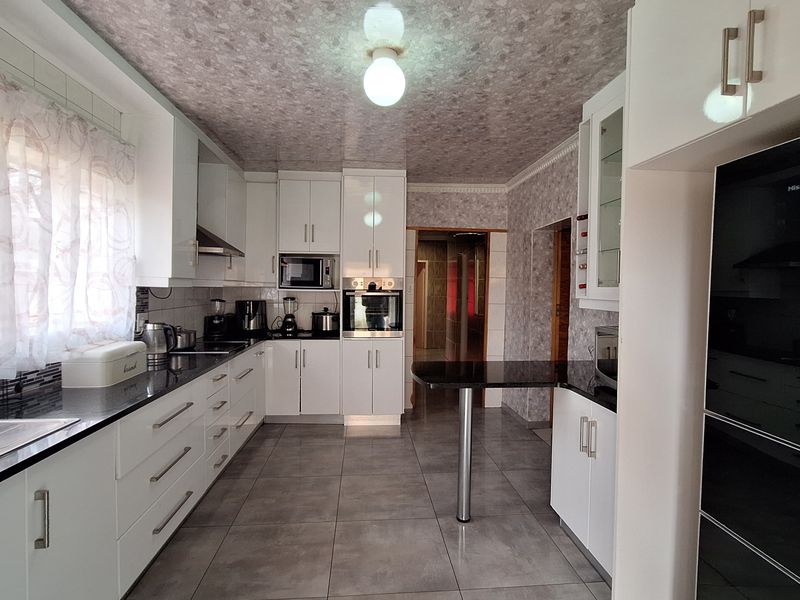 House near town for sale - Photo 4