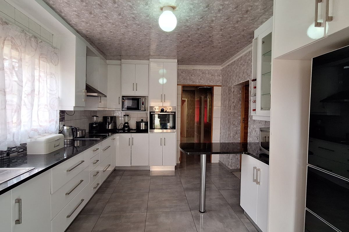 House near town for sale - Photo 4