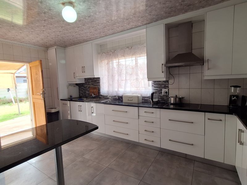 House near town for sale - Photo 5