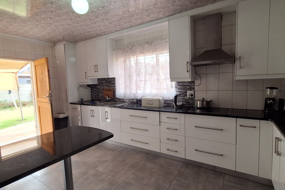 House near town for sale - Photo 5