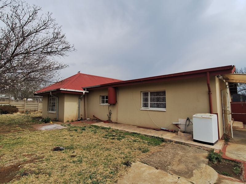 House near town for sale - Photo 3