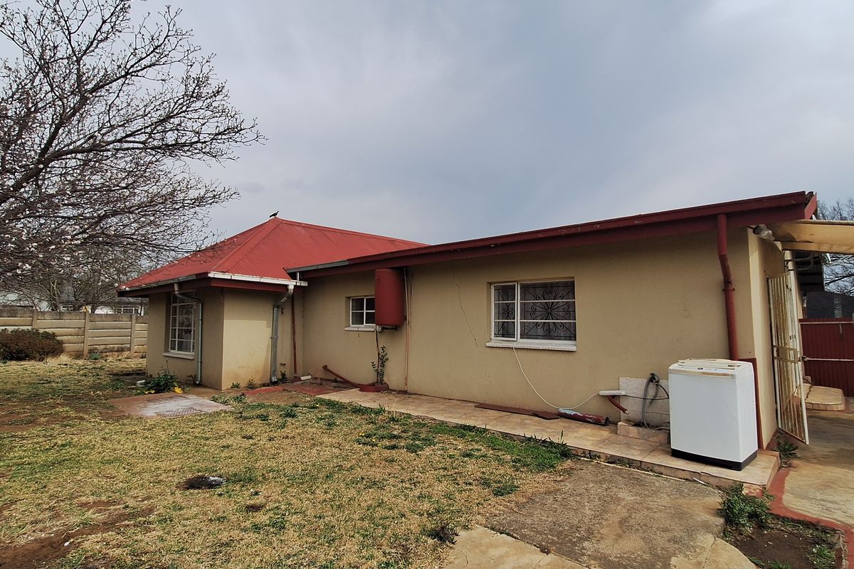 House near town for sale - Photo 3