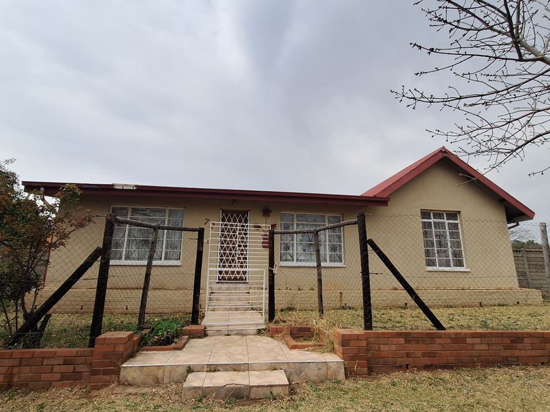 House near town for sale - Photo 2