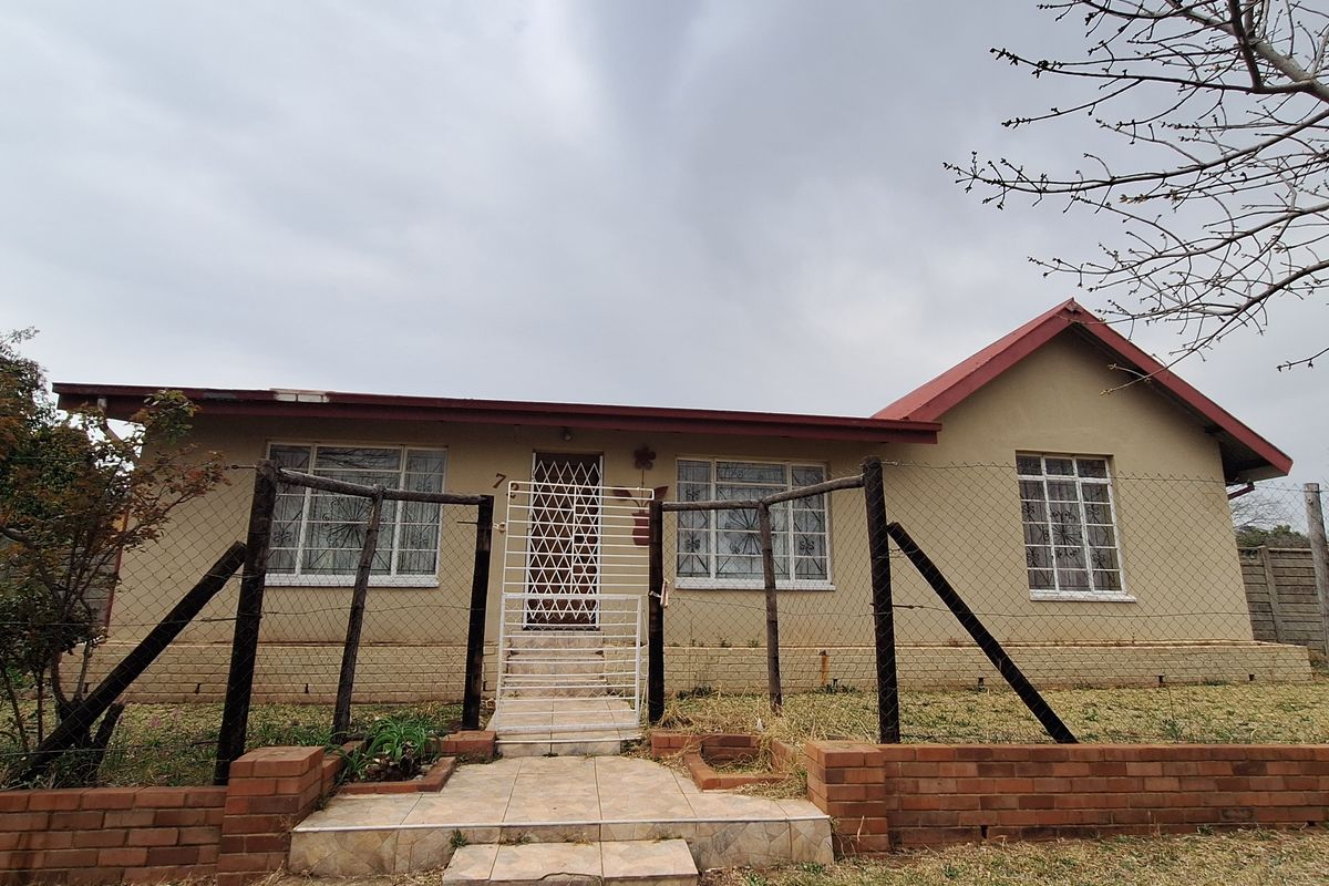 House near town for sale - Photo 2