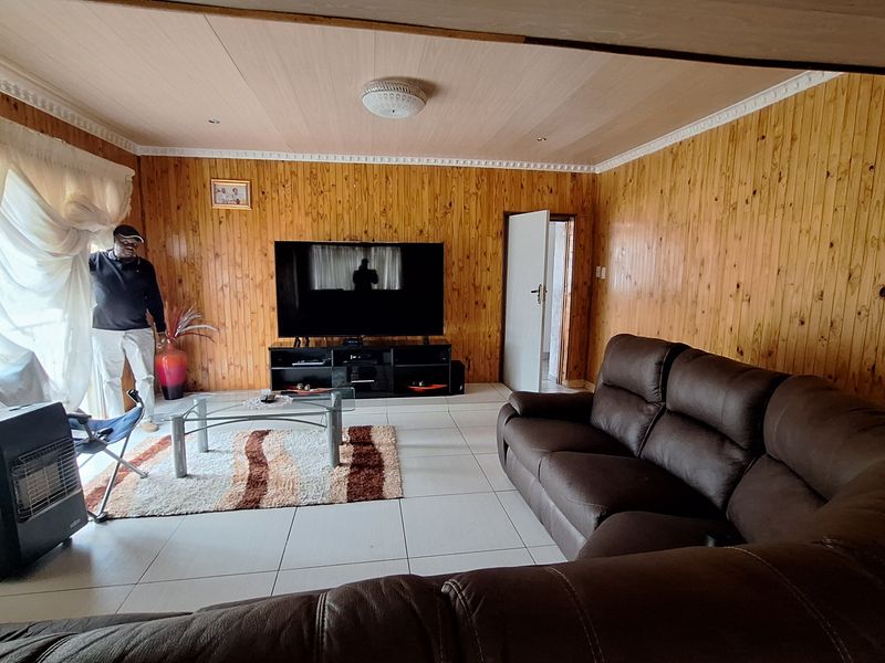 House near town for sale - Photo 10