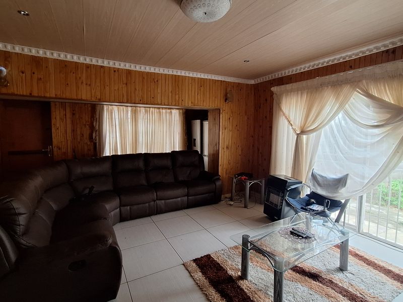 House near town for sale - Photo 9