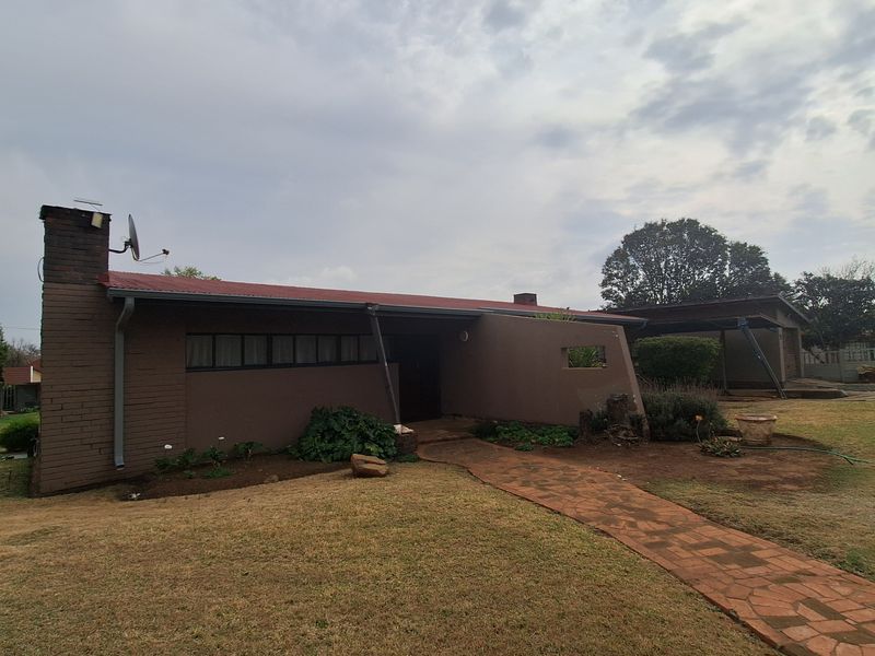 House with unique features for sale - Photo 3