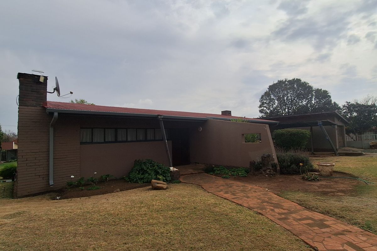 House with unique features for sale - Photo 3