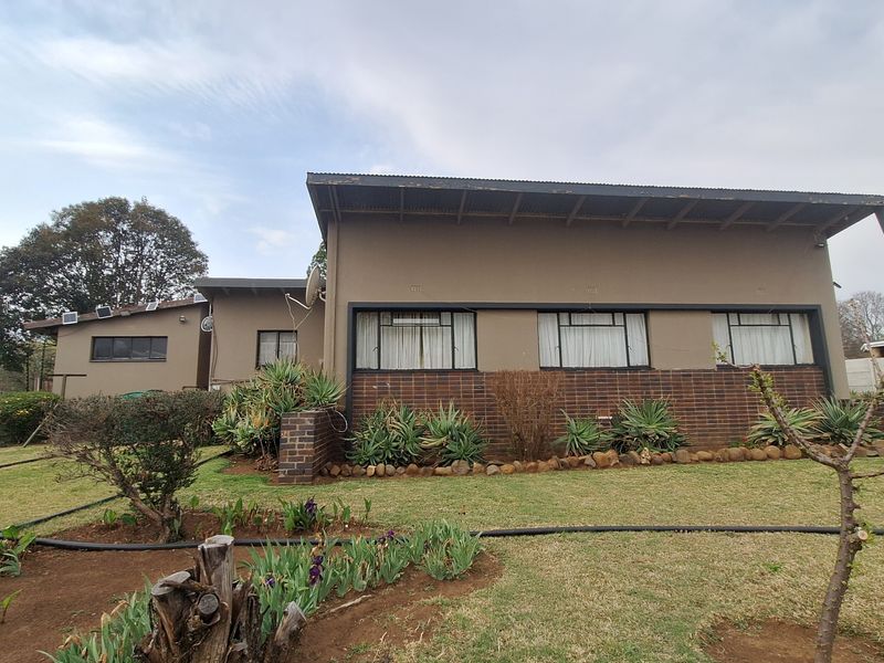 House with unique features for sale - Photo 2