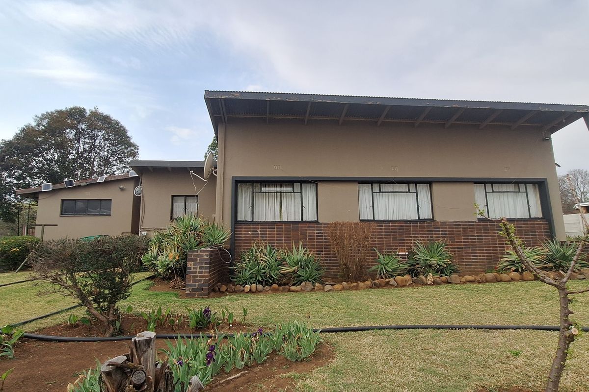 House with unique features for sale - Photo 2