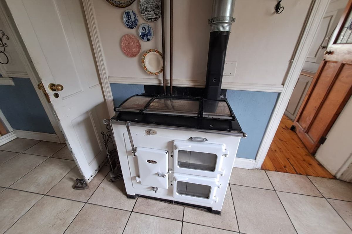 Golden Oldie Family Home with Garden Cottage - Photo 5