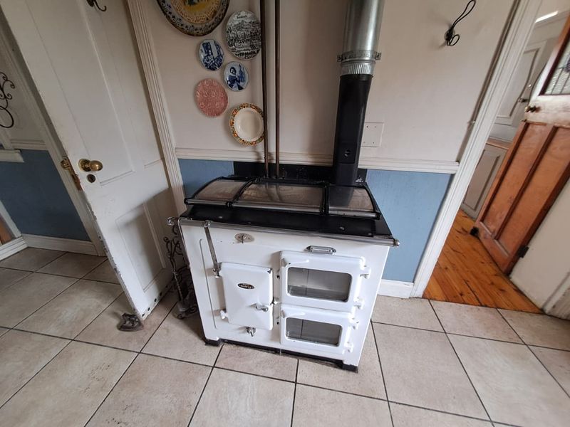 Golden Oldie Family Home with Garden Cottage - Photo 5