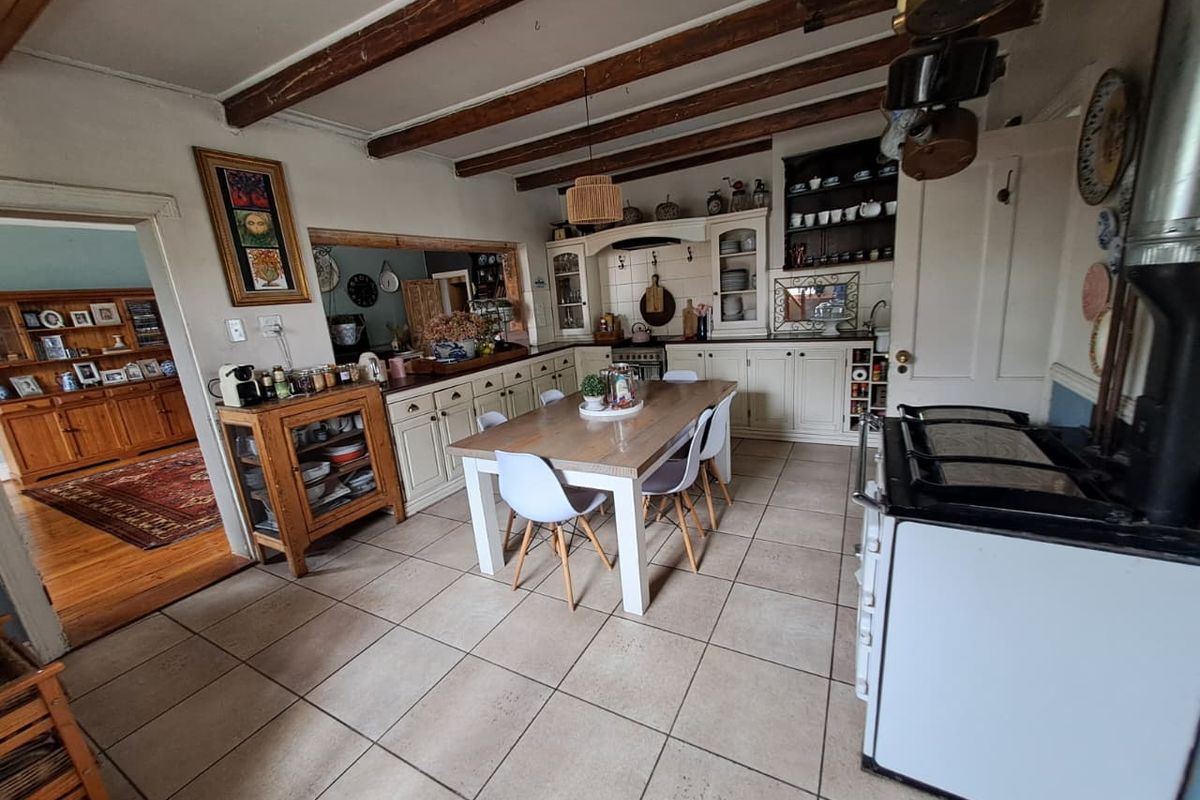 Golden Oldie Family Home with Garden Cottage - Photo 3