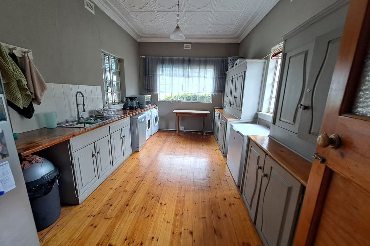 Golden Oldie Family Home with Garden Cottage - Photo 4