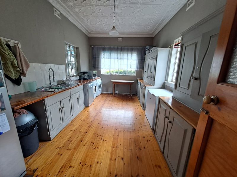 Golden Oldie Family Home with Garden Cottage - Photo 4