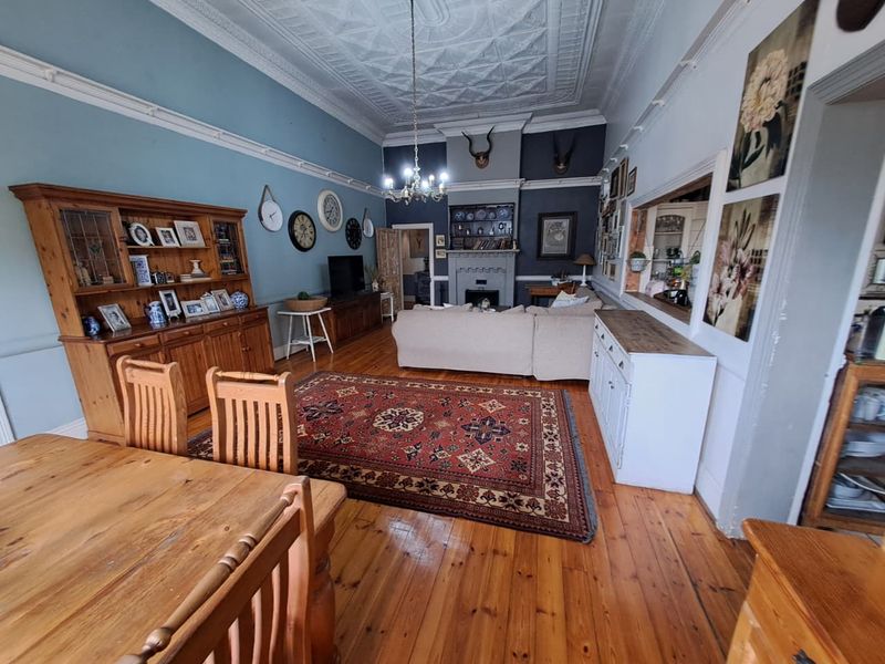 Golden Oldie Family Home with Garden Cottage - Photo 9