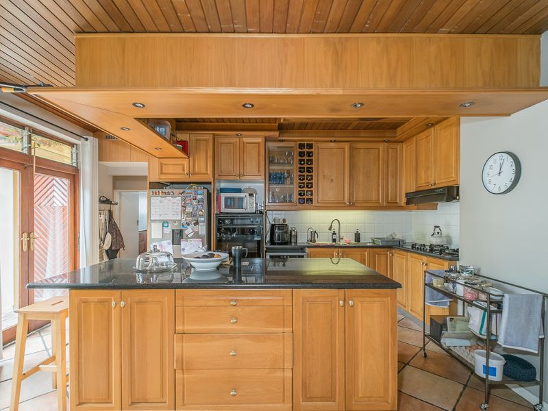 EXCLUSIVE MANDATE 4 Bedroomed Family Home situated in sought-after part of old Edgemead - Photo 7