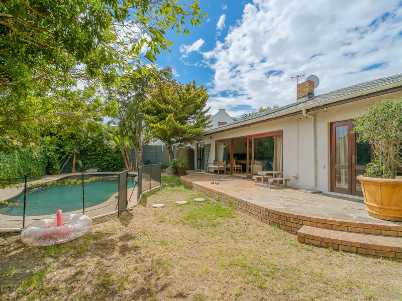 EXCLUSIVE MANDATE 4 Bedroomed Family Home situated in sought-after part of old Edgemead - Photo 6