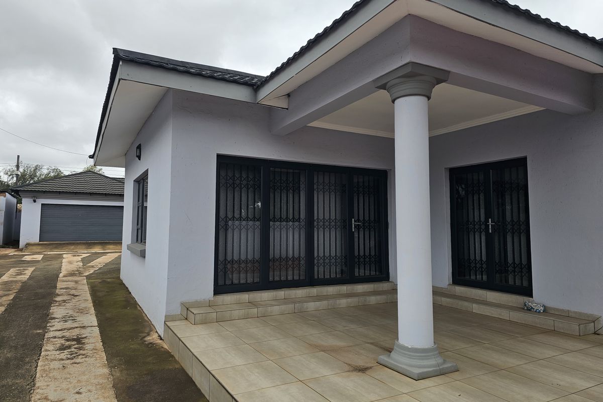 This charming 3-bedroom home in the well-established suburb of Dalview, Brakpan offers space , - Photo 2