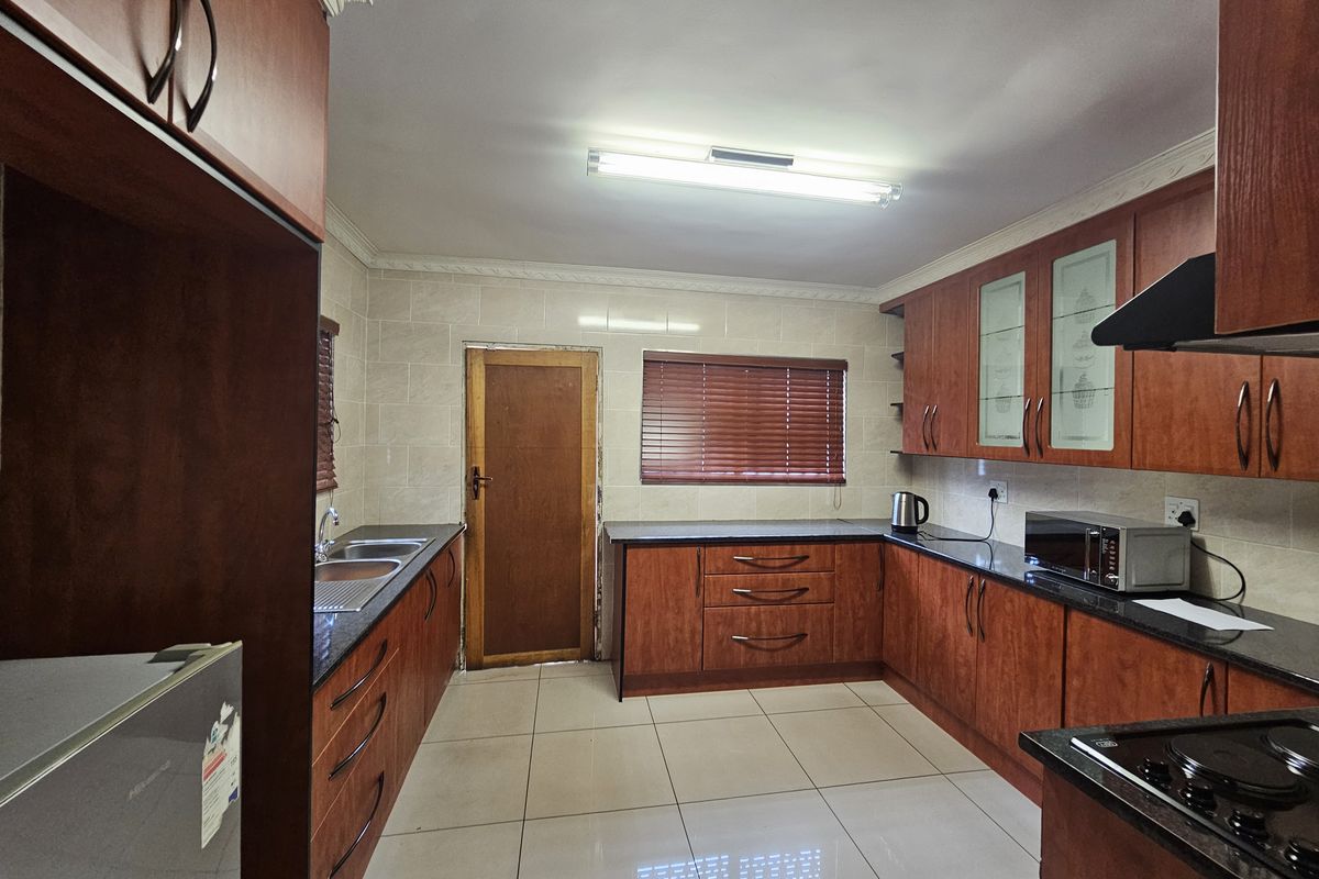 This charming 3-bedroom home in the well-established suburb of Dalview, Brakpan offers space , - Photo 5