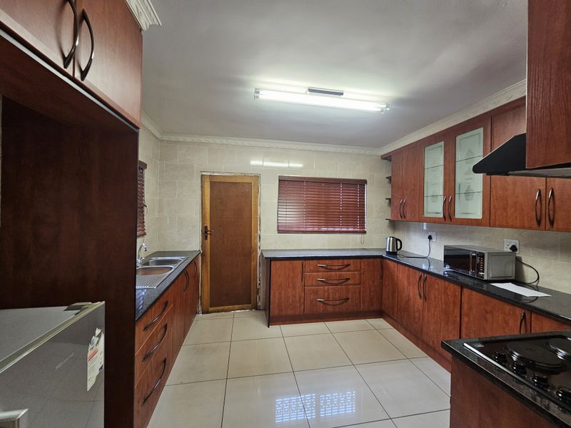 This charming 3-bedroom home in the well-established suburb of Dalview, Brakpan offers space , - Photo 5