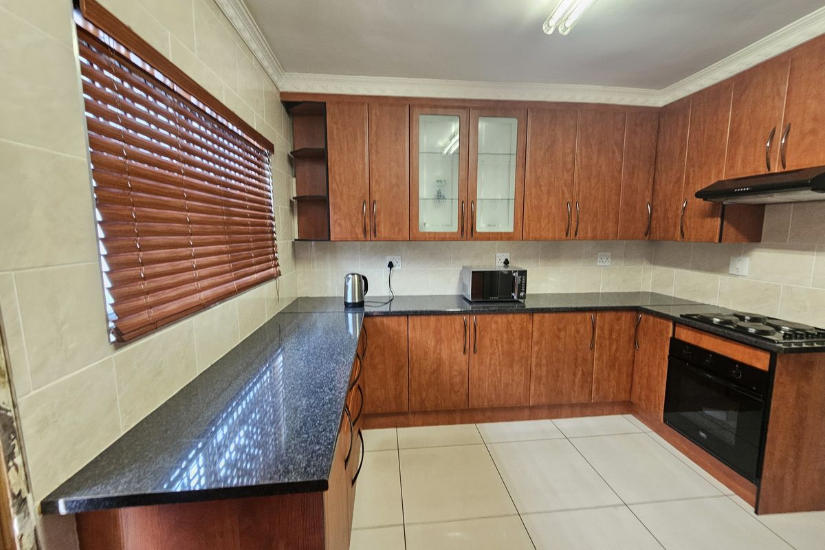 This charming 3-bedroom home in the well-established suburb of Dalview, Brakpan offers space , - Photo 4