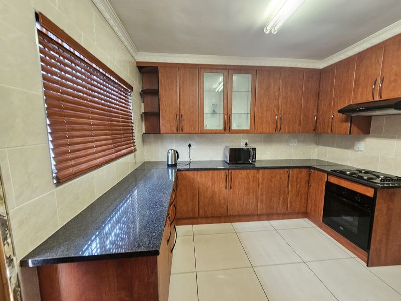 This charming 3-bedroom home in the well-established suburb of Dalview, Brakpan offers space , - Photo 4