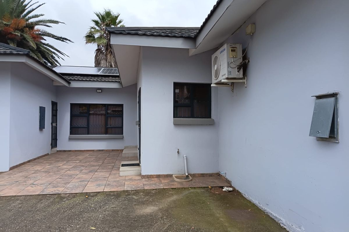 This charming 3-bedroom home in the well-established suburb of Dalview, Brakpan offers space , - Photo 3