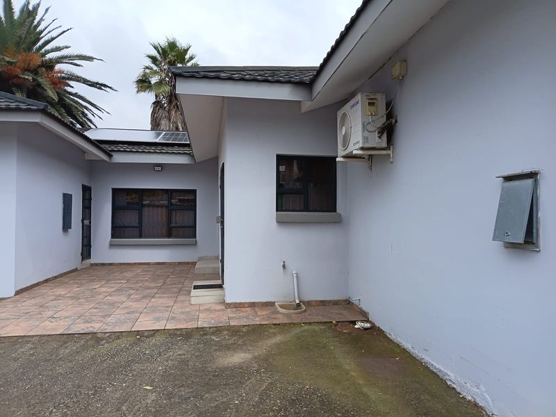 This charming 3-bedroom home in the well-established suburb of Dalview, Brakpan offers space , - Photo 3