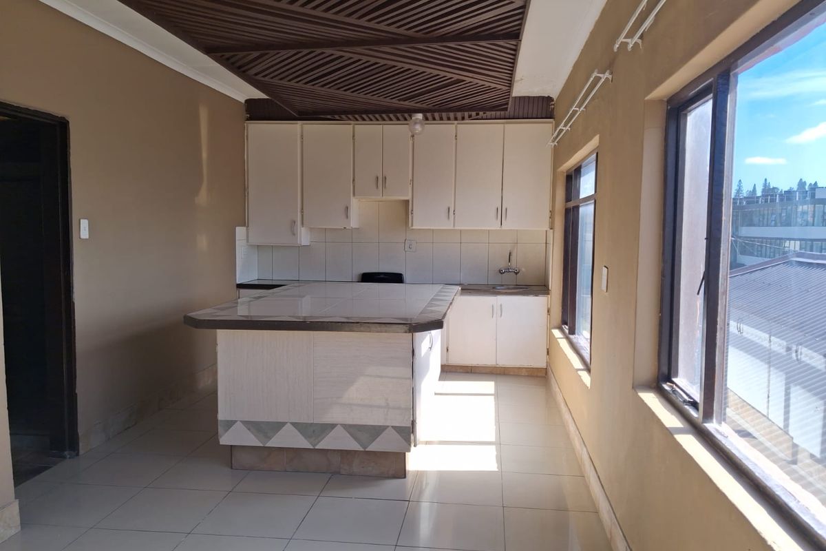 Spacious 3 Bedroom Apartment with partial Sea Views – Prime Quigney Location(no parking on property) - Photo 2