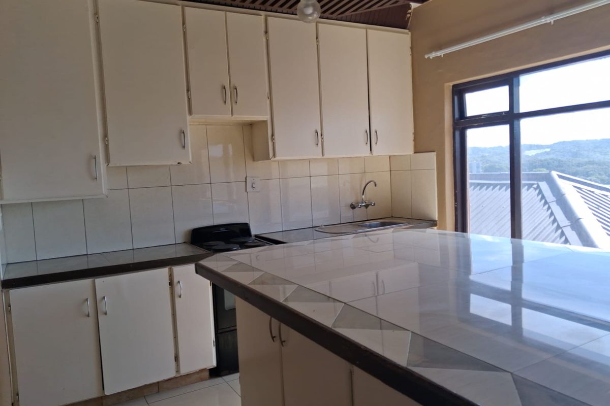 Spacious 3 Bedroom Apartment with partial Sea Views – Prime Quigney Location(no parking on property) - Photo 5