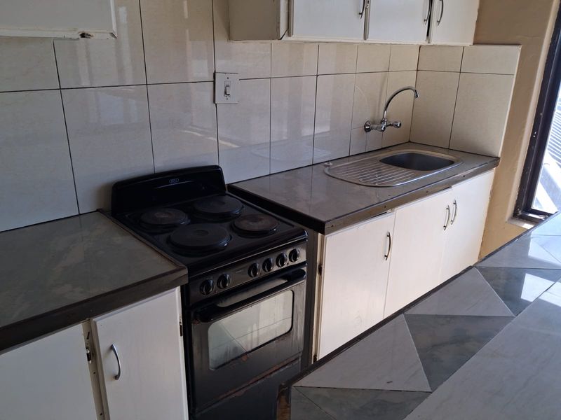 Spacious 3 Bedroom Apartment with partial Sea Views – Prime Quigney Location(no parking on property) - Photo 7