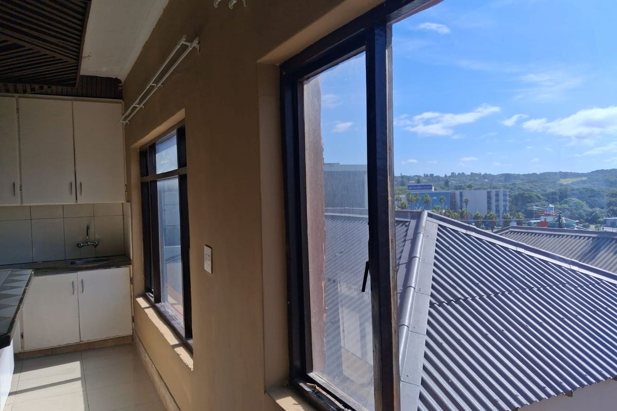 Spacious 3 Bedroom Apartment with partial Sea Views – Prime Quigney Location(no parking on property) - Photo 4