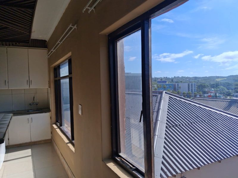 Spacious 3 Bedroom Apartment with partial Sea Views – Prime Quigney Location(no parking on property) - Photo 4