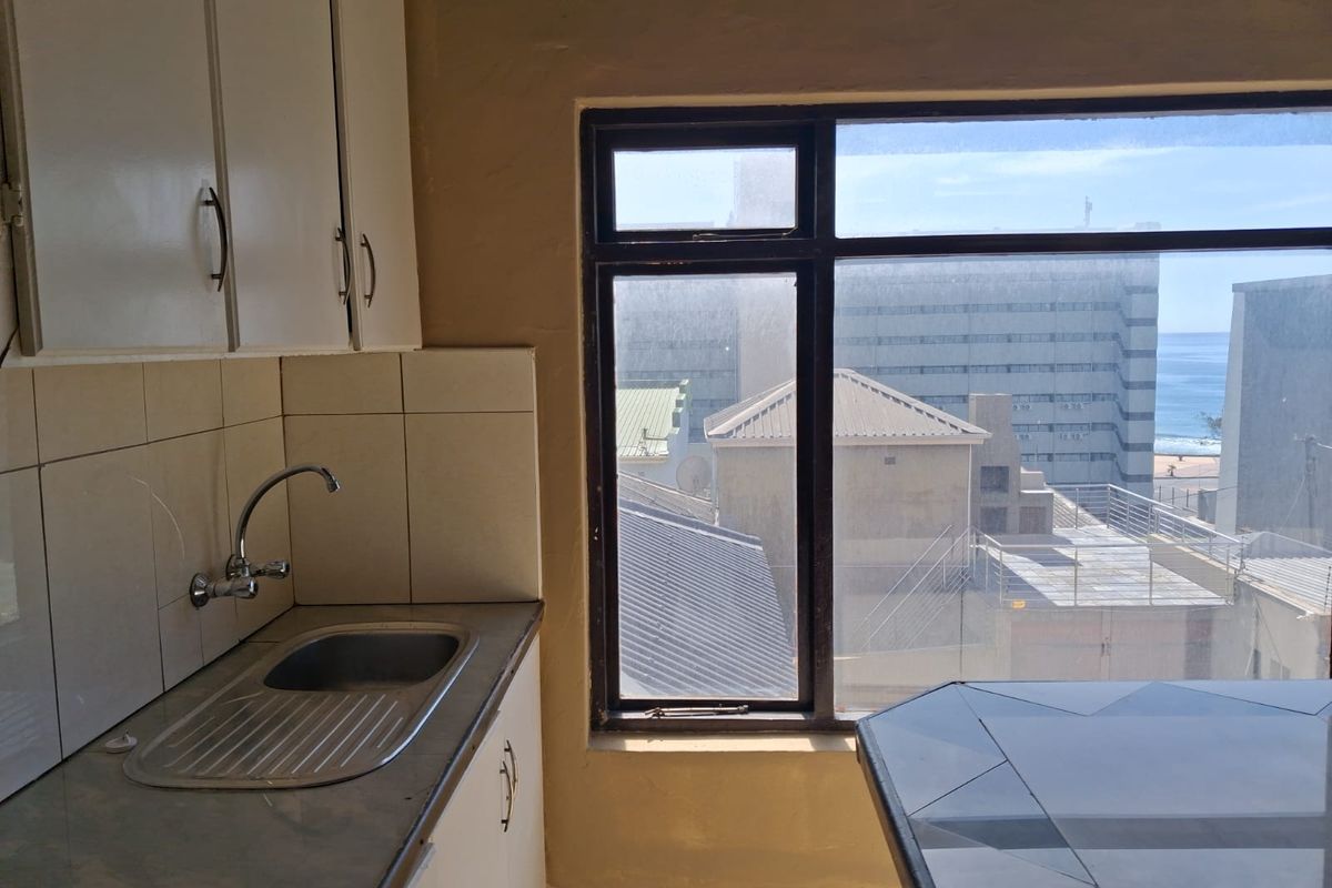 Spacious 3 Bedroom Apartment with partial Sea Views – Prime Quigney Location(no parking on property) - Photo 3