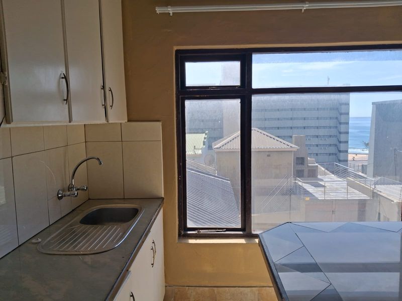 Spacious 3 Bedroom Apartment with partial Sea Views – Prime Quigney Location(no parking on property) - Photo 3