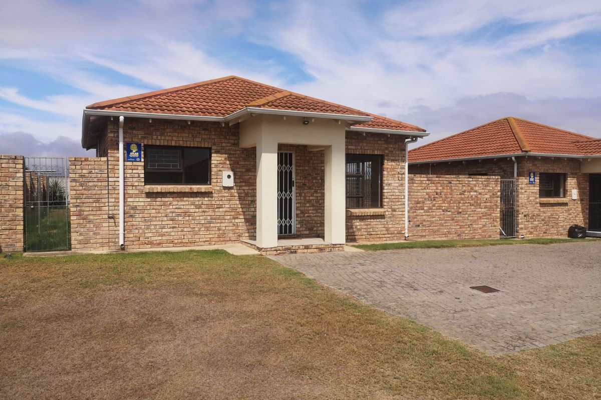 Modern Comfort & secure living in sought after Campher Park. - Photo 2