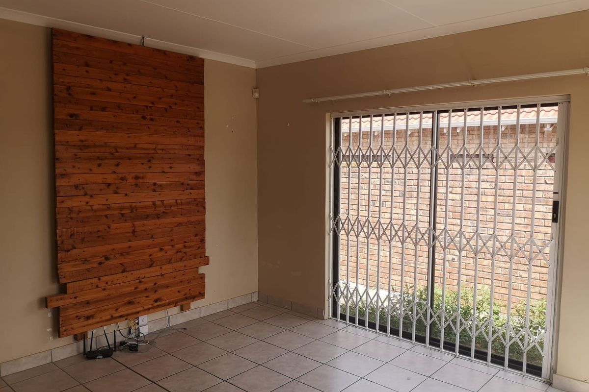 Modern Comfort & secure living in sought after Campher Park. - Photo 3