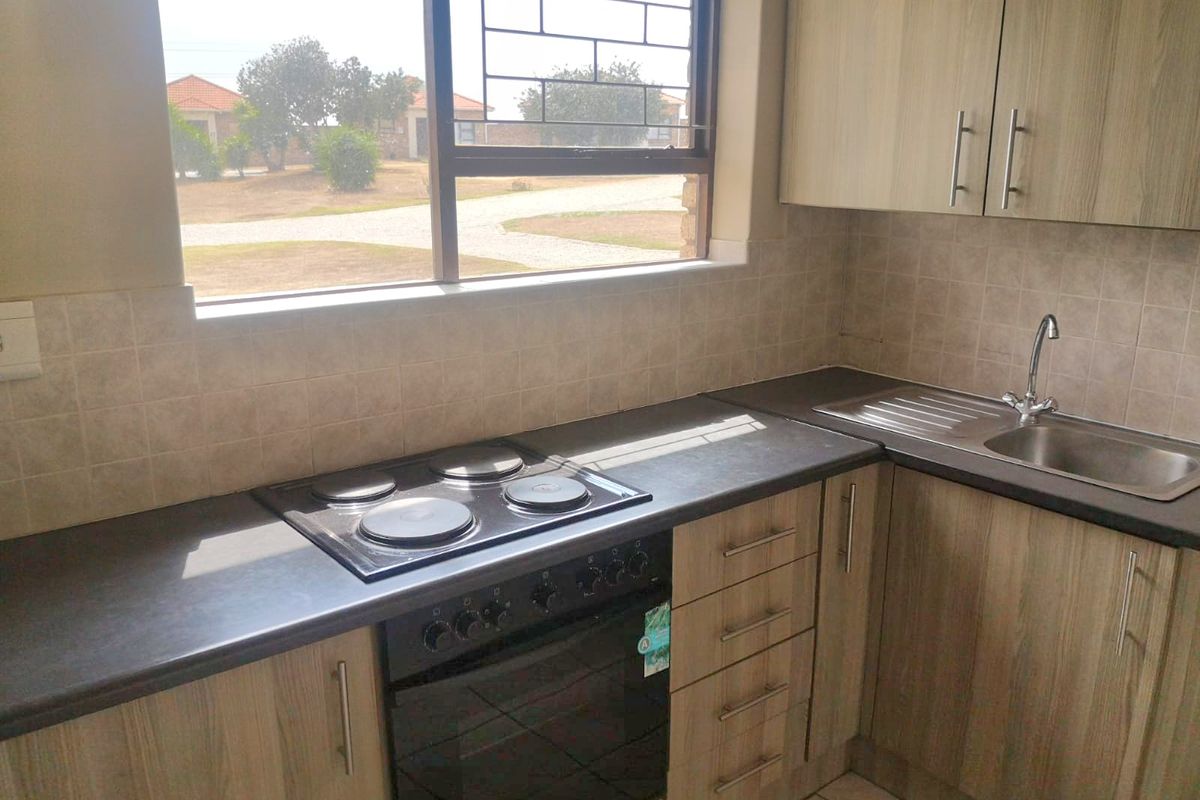 Modern Comfort & secure living in sought after Campher Park. - Photo 4