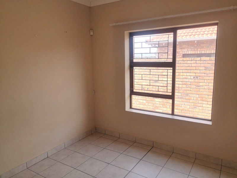 Modern Comfort & secure living in sought after Campher Park. - Photo 9