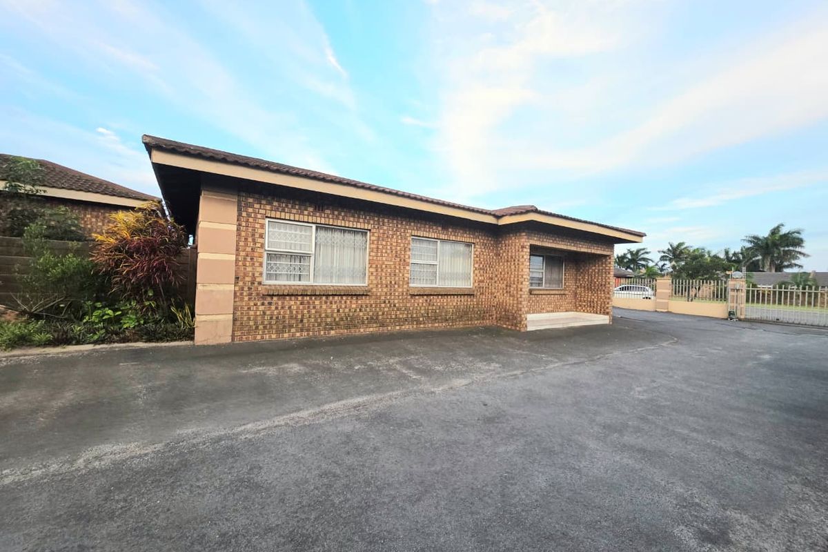 Neat 2-Bedroom Townhouse in Secure Complex - Photo 2