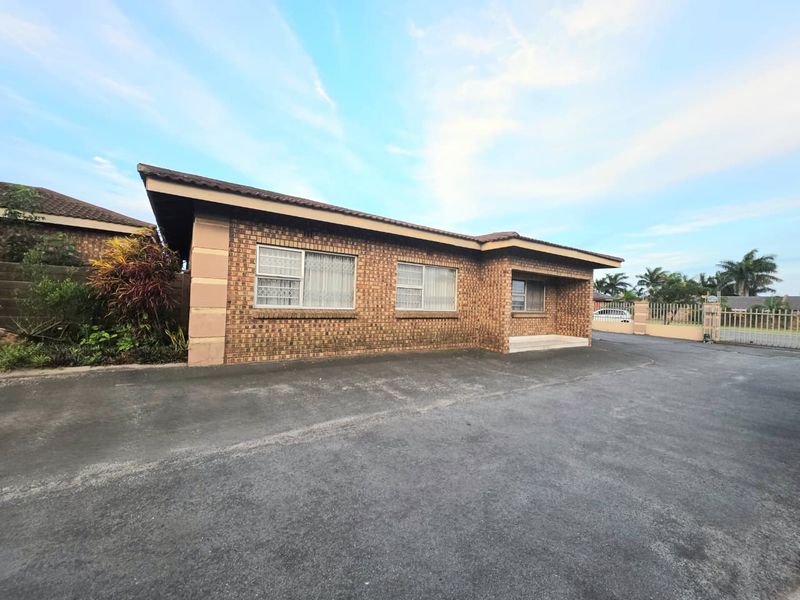 Neat 2-Bedroom Townhouse in Secure Complex - Photo 2
