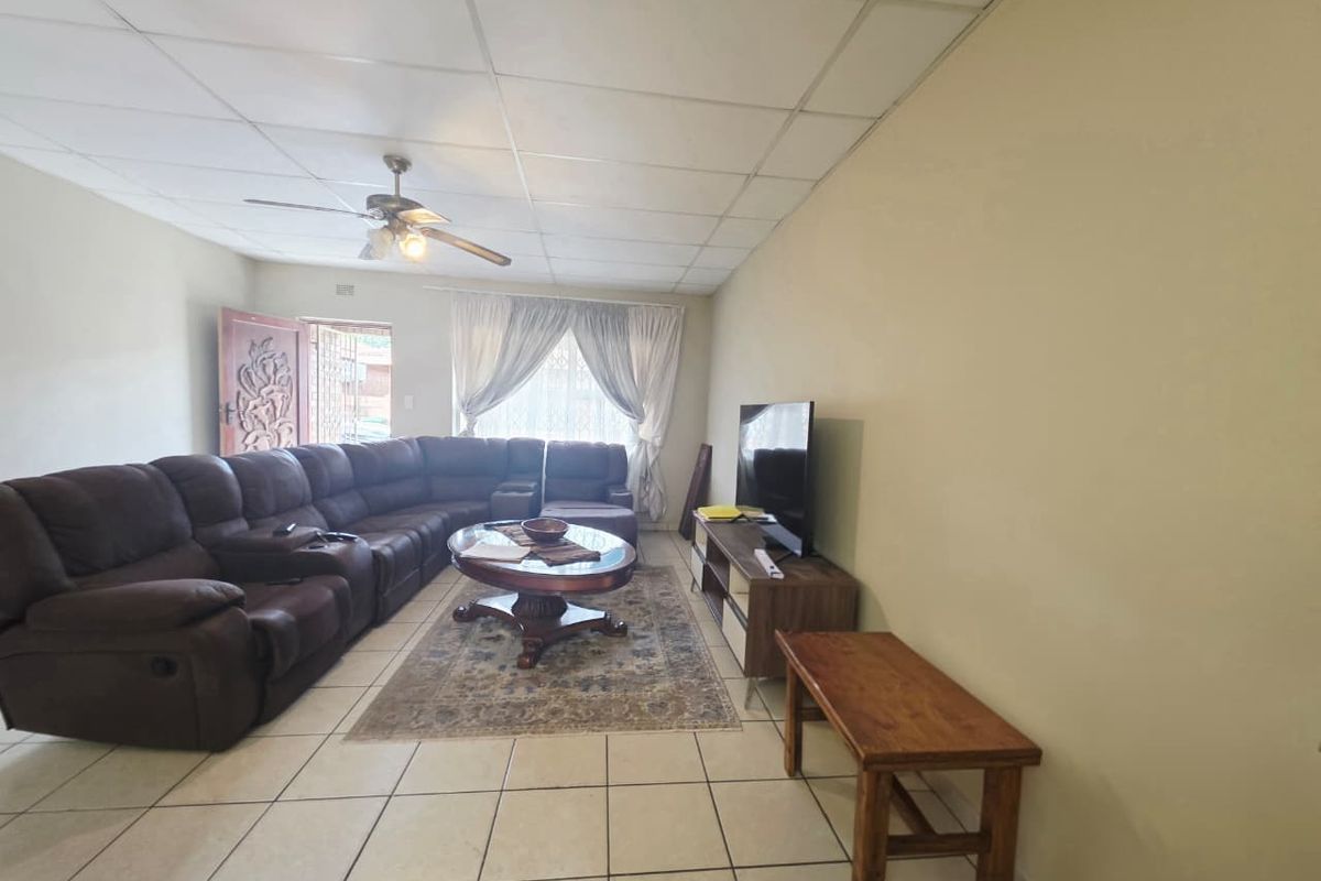 Neat 2-Bedroom Townhouse in Secure Complex - Photo 5