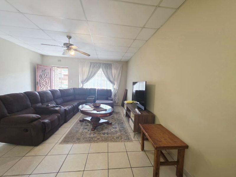 Neat 2-Bedroom Townhouse in Secure Complex - Photo 5