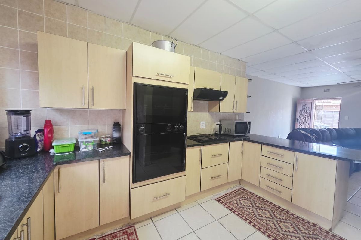 Neat 2-Bedroom Townhouse in Secure Complex - Photo 3