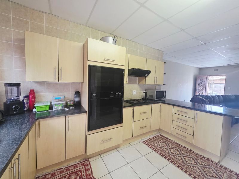 Neat 2-Bedroom Townhouse in Secure Complex - Photo 3