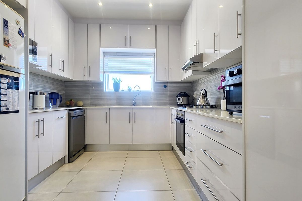 FAMILY HOME AVAILABLE FOR LONG-TERM RENTAL IN AGULHAS - Photo 4