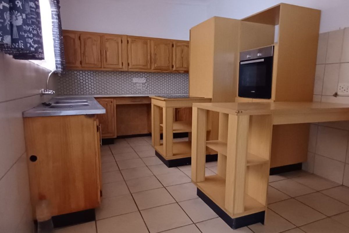 Fully Off-Grid Family Home with Borehole – Prime Location in Modimolle - Photo 4